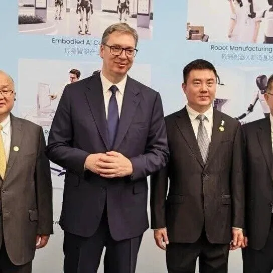 武契奇参观智元合作伙伴工厂，观看机器人技术展示